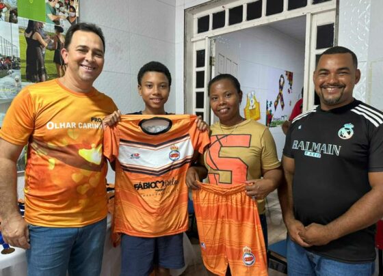 Fábio Meireles (PDT) prestigia entrega do novo uniforme do time Real Bomfim, no bairro Soledade