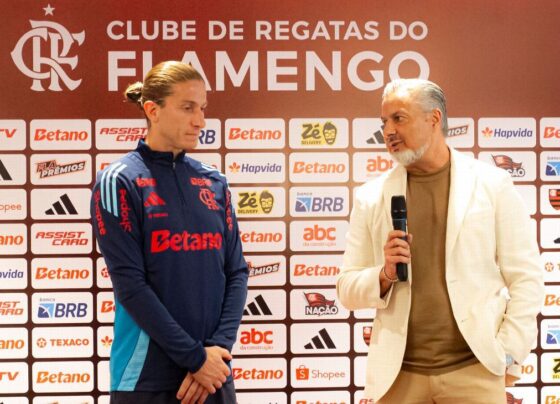 Filipe Luís recebe homenagem no Flamengo e sinaliza com renovação: ‘Espero ficar muito tempo’