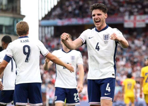 Inglaterra vence Andorra com gol de Rice e segue 100% nas eliminatórias para a Copa