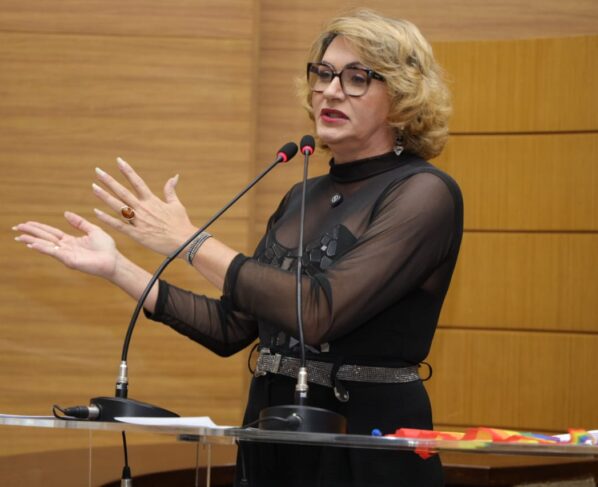 Linda Brasil pede ampliação de vagas no concurso para professores