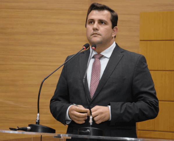 Marcos Oliveira critica déficit na educação e alerta para impactos na previdência estadual