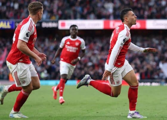 Martinelli faz golaço nos acréscimos e salva Arsenal de derrota para o City