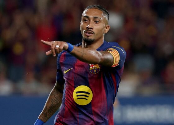 Raphinha brilha após punição, Barcelona goleia o Valencia e segue na cola do Real