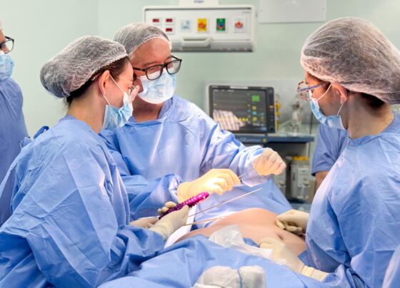 Hospital de Cirurgia realiza reconstrução de mama inédita em Sergipe com prótese de músculo e gordura da paciente