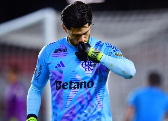 Rossi admite falha e explica lance em gol do Estudiantes contra o Flamengo: ‘Fiquei na bronca. Sei que errei’