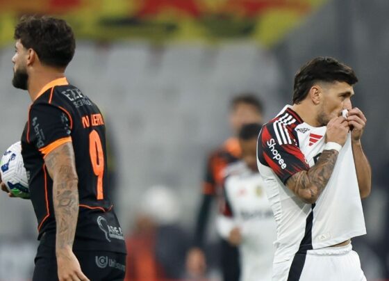 Rossi pega pênalti de cavadinha de Yuri Alberto, Flamengo vira sobre o Corinthians e dispara na liderança do Brasileirão