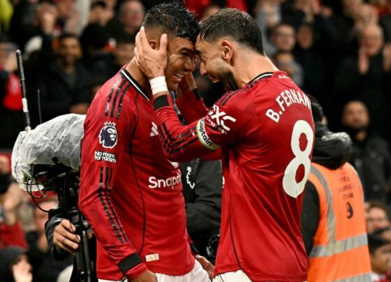 United aproveita ‘expulsão rêlampago’, vence Chelsea em clássico e respira