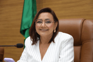 Defensora Pública Carla Carol recebe Título de Cidadania Sergipana