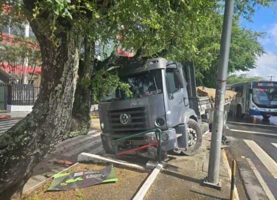 ACIDENTE ENVOLVENDO CARRO DE PASSEIO E CAMINHÃO DEIXA UM CONDUTOR FERIDO NA AVENIDA TANCREDO NEVES – FaxAju