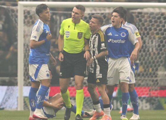 Árbitro de Atlético-MG x Cruzeiro erra cor do cartão três vezes e expulsa Kaio Jorge por gesto de roubo