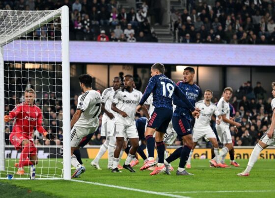 Arsenal marca no segundo tempo, bate Fulham fora de casa e mantém liderança da Premier League