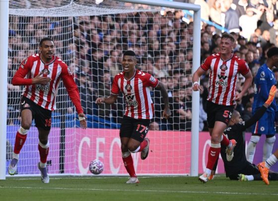 Com Estêvão no banco, Chelsea leva virada incrível do Sunderland e desperdiça chance de colar na ponta da Premier League