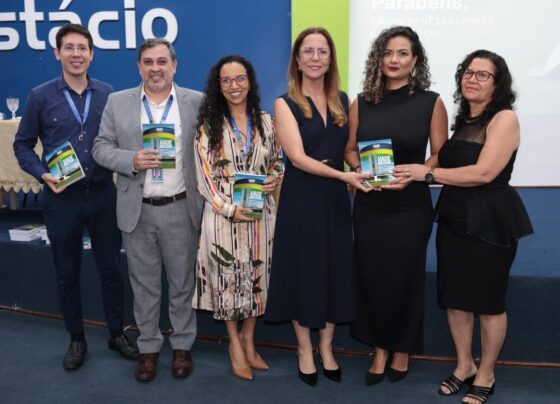 Delegada Katarina participa de cerimônia do Vade Mecum e entrega exemplares