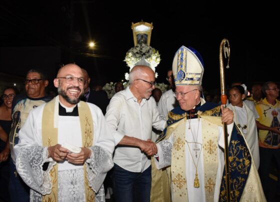 Edvaldo Nogueira acompanha procissão de Nossa Senhora Aparecida no Bugio – RO Acontece
