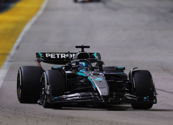 George Russell domina e vence GP de Singapura em festa da McLaren por título de construtores; Bortoleto é 17°