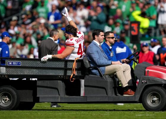 Imagens fortes: Jogador dos Giants sofre lesão assustadora contra os Eagles na NFL e deixa o campo de maca
