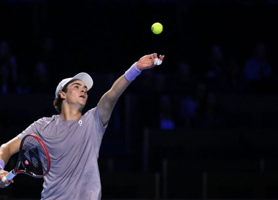 João Fonseca reage, busca virada e avança à semifinal do ATP 500 da Basileia com desistência de Shapovalov