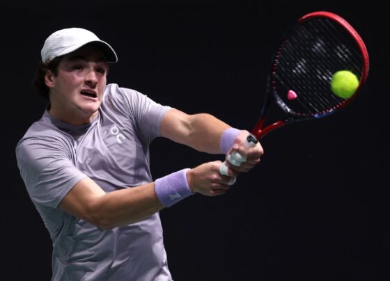 João Fonseca vira sobre Shapovalov dois dias após título histórico e vence na estreia no Masters 1000 de Paris