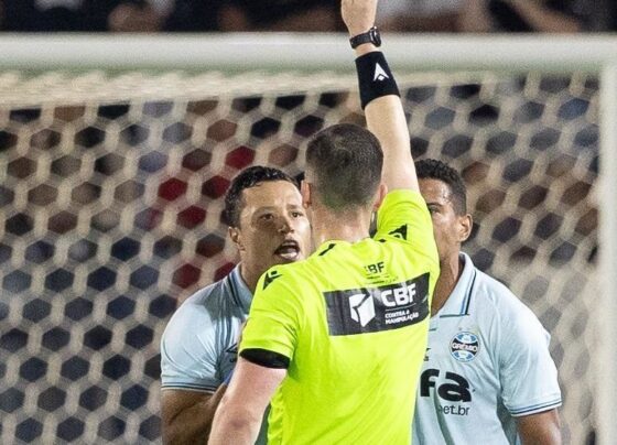 Lateral do Grêmio desabafa contra ‘roubo categórico’ e cobra CBF: ‘Não tem mais condição de jogar isso aqui’
