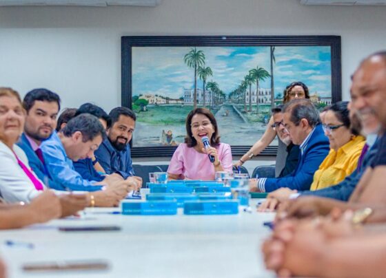 PREFEITA EMÍLIA CORRÊA DIALOGA COM UM GRUPO DE AMBULANTES SOBRE A REALOCAÇÃO NO CENTRO DE ARACAJU – FaxAju