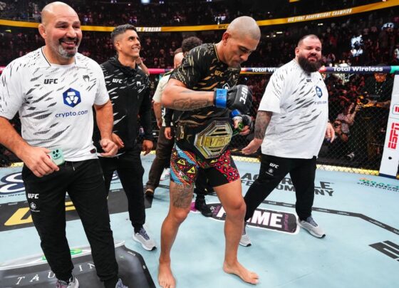 Poatan deixa octógono com botinha no pé após nocautear Ankalaev no UFC 320: ‘Quase certeza que quebrei’