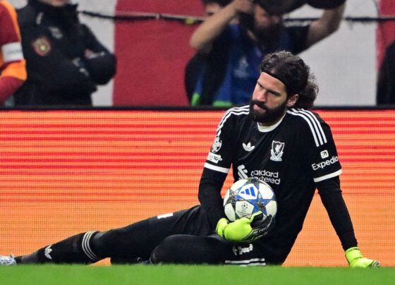 Técnico do Liverpool confirma Alisson fora contra o Chelsea e admite pessimismo sobre volta após lesão