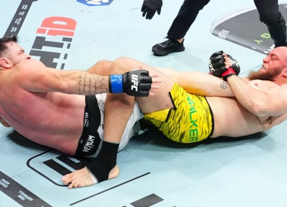 Valter Walker quase arranca pé de inglês, finaliza no primeiro round e vence de forma espetacular no UFC 321