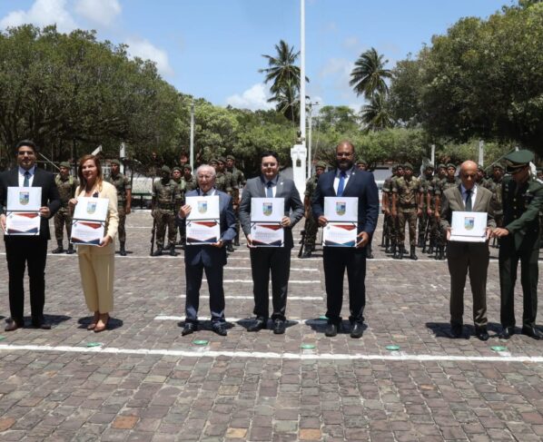 Alese presta homenagem a generais do Exército e deputados recebem honrarias militares