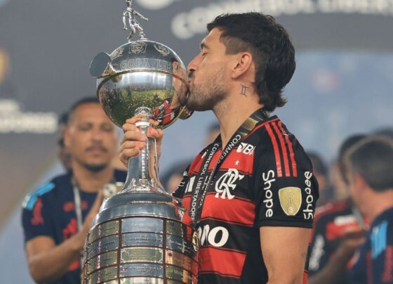 Arrascaeta fala em encerrar carreira no Flamengo e ‘cobra’ renovação de Filipe Luís: ‘Não tem como ir embora’