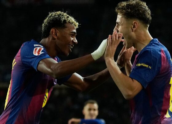 Ataque brilha, Barcelona vence Elche e segue vivo na caça ao Real Madrid em LALIGA