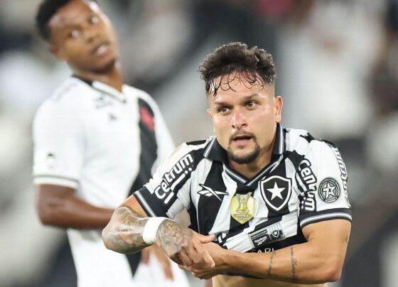 Botafogo goleia o Vasco com direito a ‘olé’ da torcida e se firma no G-6 do Brasileirão