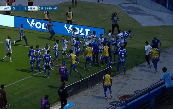 Cenas lamentáveis: Avaí x Remo na Série B termina com pancadaria de jogadores em campo e confusão entre torcedores na arquibancada