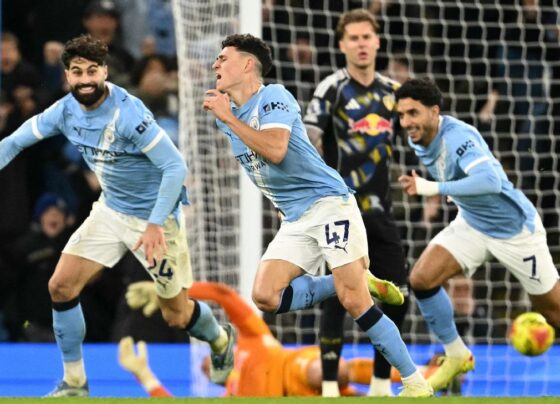 City marca nos acréscimos, escapa de tropeço e vence Leeds na Premier League
