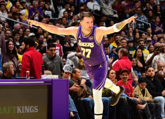 Doncic dá show no primeiro tempo, Lakers vencem os Clippers e se classificam na NBA Cup