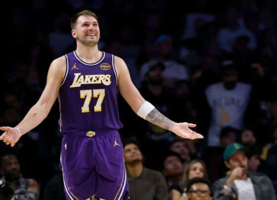 Lakers superam Spurs em jogo marcado por faltas e final arrepiante