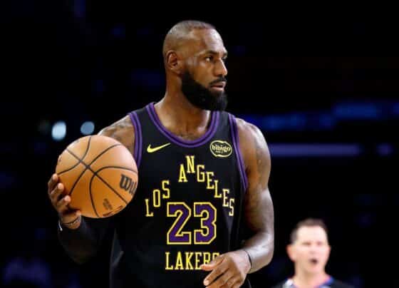 LeBron James estreia na temporada, quebra recordes, e Lakers vencem o Jazz