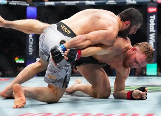 Makhachev domina Della Maddalena no UFC 322, conquista cinturão na estreia do meio-médio e iguala recorde de Anderson Silva