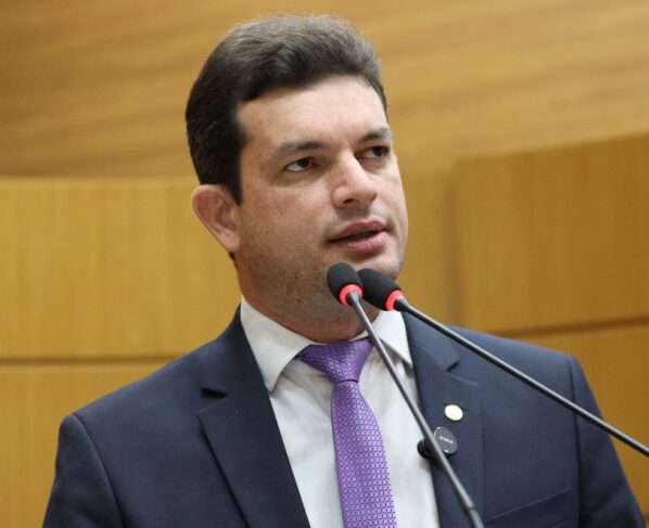 Paulo Jr. propõe regulamentar recarga de veículos elétricos em condomínios