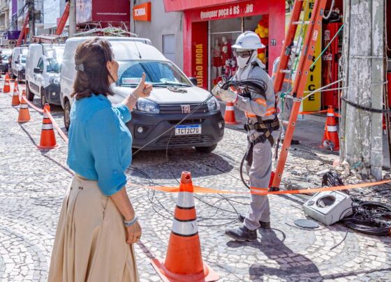 Prefeita Emília Corrêa acompanha nova etapa de retirada de fiação irregular no Centro de Aracaju