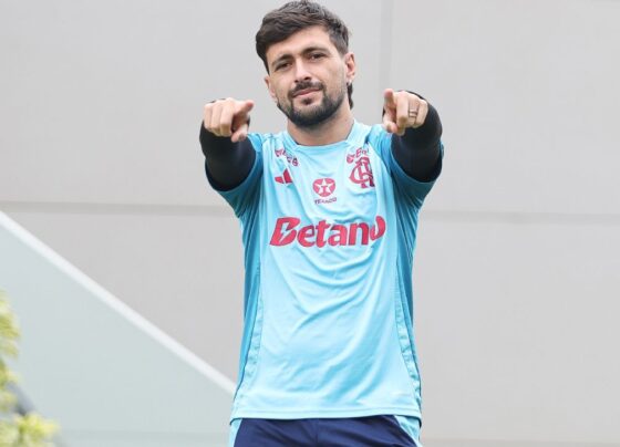 Renovação de Arrascaeta com Flamengo vai para a mesa de Bap e fica perto de ser oficializada, mas Filipe Luís segue em negociações