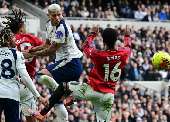 Richarlison marca, se emociona, mas United arranca empate eletrizante com Tottenham no fim pela Premier League