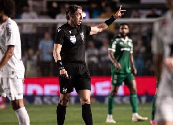 Simon vê erro da arbitragem ao ignorar pênalti para o Palmeiras contra o Santos: ‘Tranco pelas costas…’