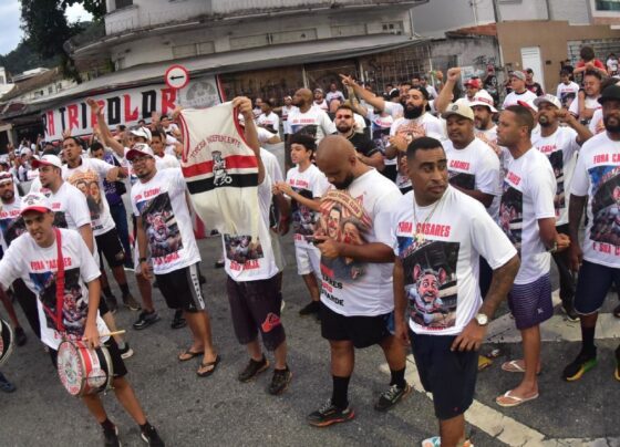 Com camisas e faixas de ‘fora, Casares’, torcida do São Paulo protesta contra diretoria e jogadores
