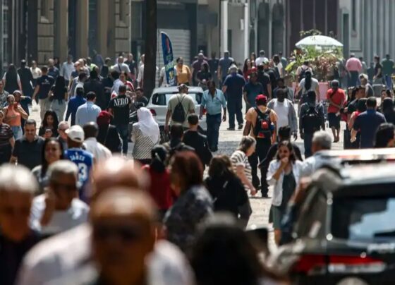 Mais de 8,6 milhões deixam pobreza; Brasil tem melhor nível desde 2012