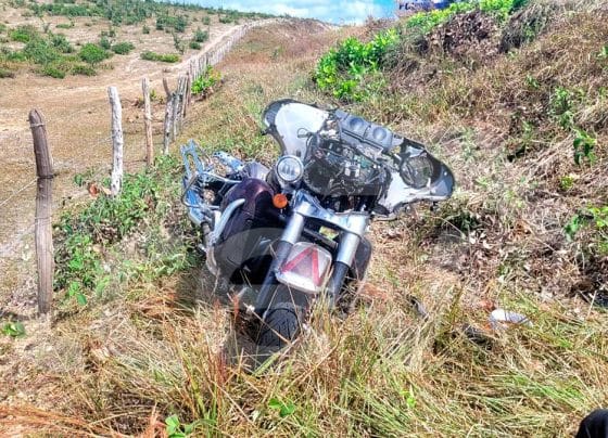 Motocicleta sai da pista na SE-100, na Caueira, e deixa duas pessoas feridas