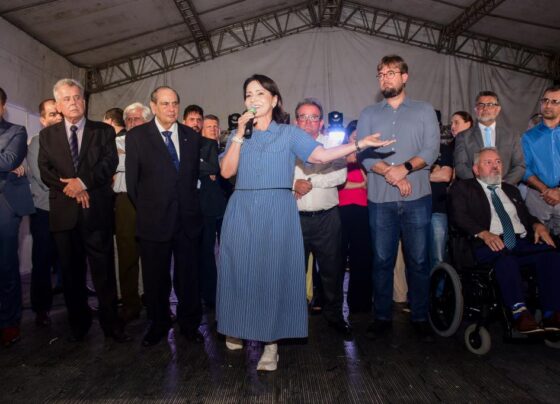 PREFEITA EMÍLIA CORRÊA ACENDE AS LUZES DO NATAL DAS FAMÍLIAS NA PRAÇA FAUSTO CARDOSO, EM ARACAJU – FaxAju
