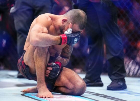 Pantoja ‘choca o mundo’ com lesão em menos de 30 segundos e perde cinturão do UFC
