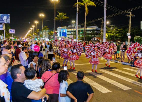 Parada Natalina encanta público na Vila do Natal Iluminado