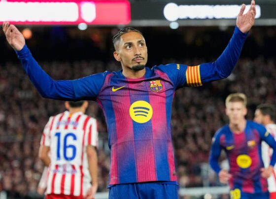 Raphinha faz belo gol, Barcelona vira sobre o Atlético de Madrid e segue líder de LALIGA