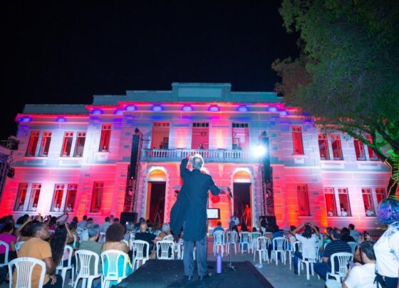 população celebra abertura das cantatas na praça General Valadão